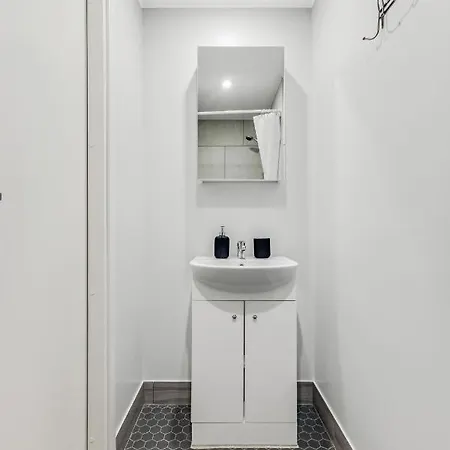 8 - Bright 2br Apartment, Near Centre, Airport Access *