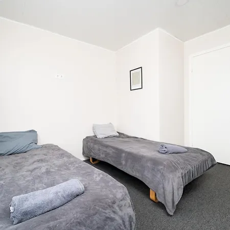 8 - Bright 2br Apartment, Near Centre, Airport Access Apartment *