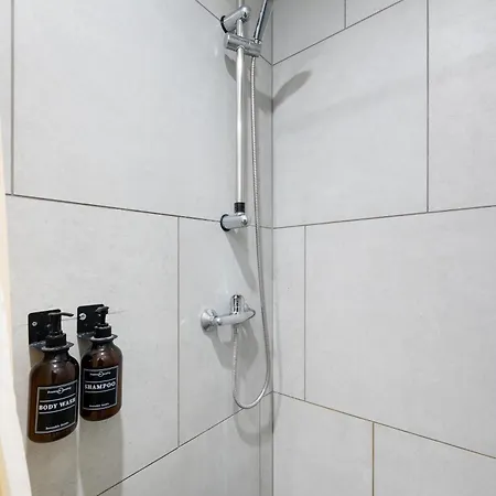 8 - Bright 2br Apartment, Near Centre, Airport Access Apartment *