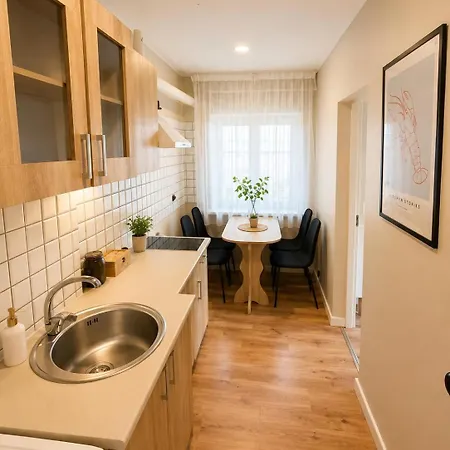Apartment 8 - Bright 2br Apartment, Near Centre, Airport Access