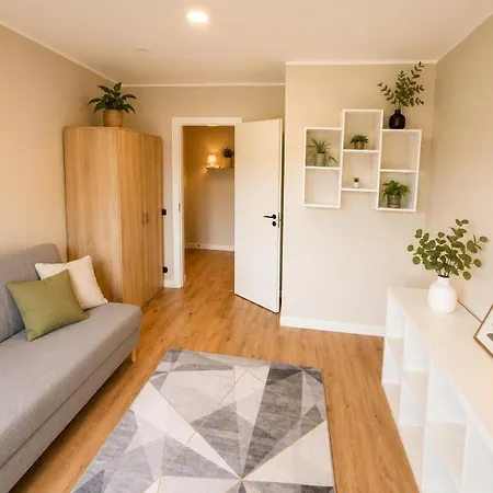 8 - Bright 2br Apartment, Near Centre, Airport Access Apartment