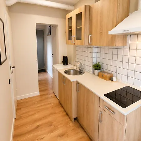 8 - Bright 2br Apartment, Near Centre, Airport Access Apartment *