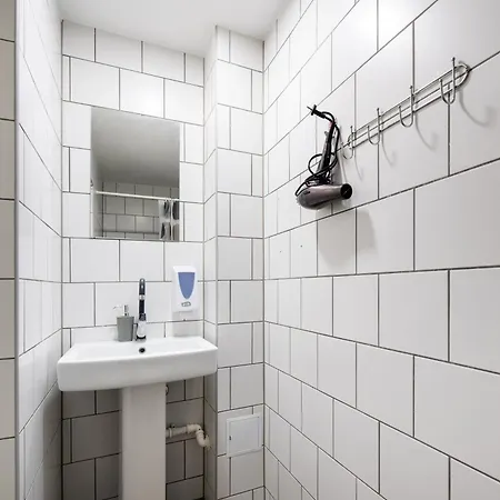 8 - Bright 2br Apartment, Near Centre, Airport Access