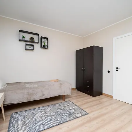 8 - Bright 2br Apartment, Near Centre, Airport Access Apartment
