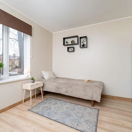 8 - Bright 2br Apartment, Near Centre, Airport Access Apartment *