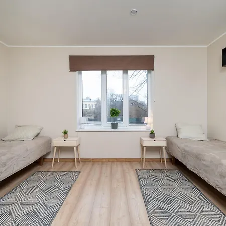 8 - Bright 2br Apartment, Near Centre, Airport Access Apartment