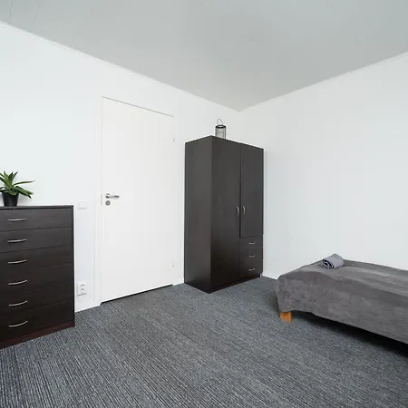 8 - Bright 2br Apartment, Near Centre, Airport Access Apartment
