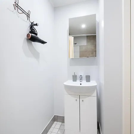 8 - Bright 2br Apartment, Near Centre, Airport Access Apartment