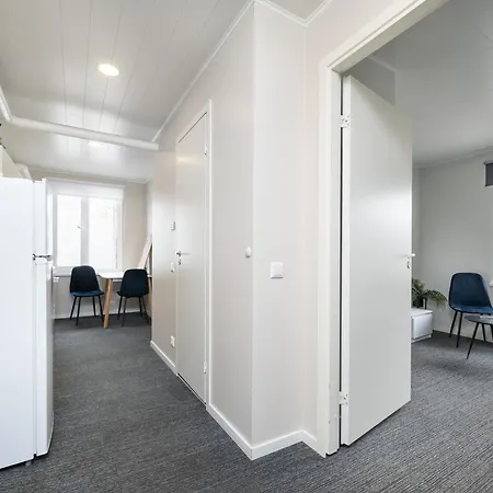 8 - Bright 2br Apartment, Near Centre, Airport Access Apartment *