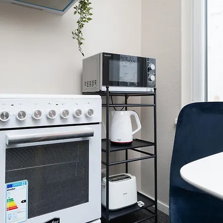 8 - Bright 2br Apartment, Near Centre, Airport Access Apartment *
