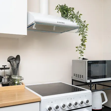 8 - Bright 2br Apartment, Near Centre, Airport Access Apartment *