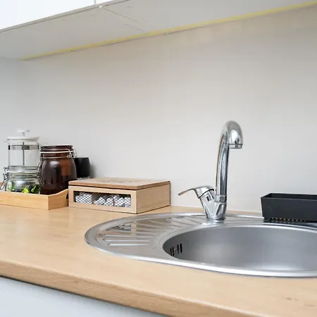 8 - Bright 2br Apartment, Near Centre, Airport Access Apartment *