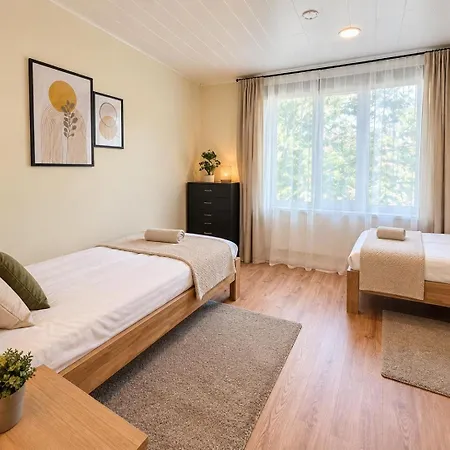 8 - Bright 2br Apartment, Near Centre, Airport Access Apartman *
