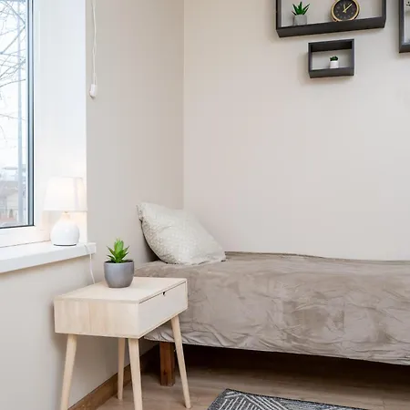 Apartman 8 - Bright 2br Apartment, Near Centre, Airport Access