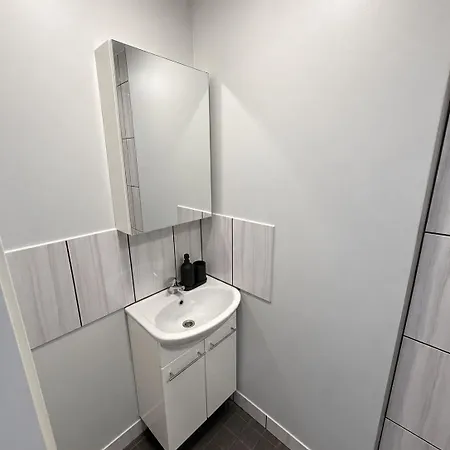 8 - Bright 2br Apartment, Near Centre, Airport Access Apartman *