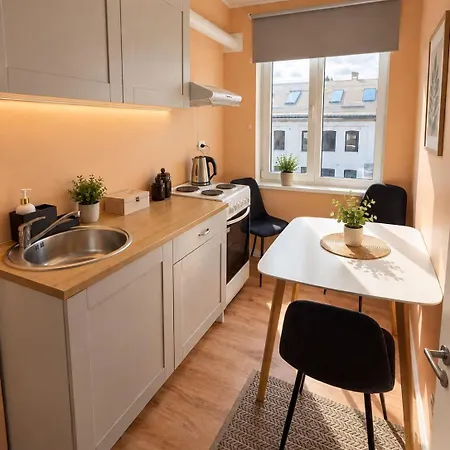 Apartman 8 - Bright 2br Apartment, Near Centre, Airport Access *