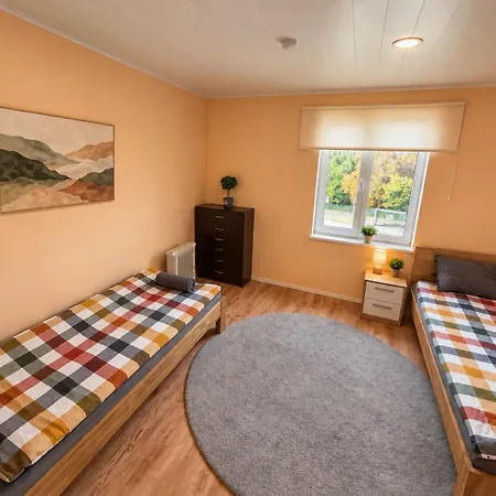 8 - Bright 2br Apartment, Near Centre, Airport Access Apartman *
